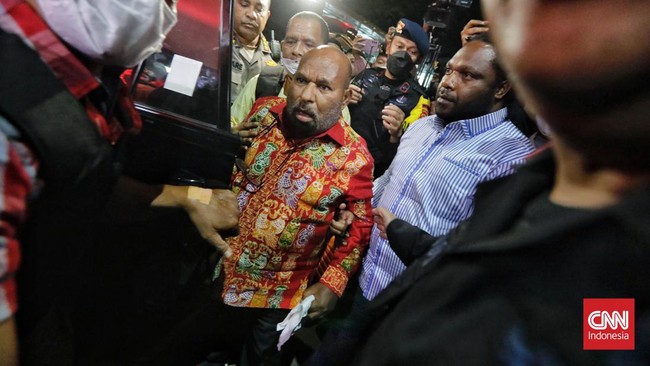 KPK akhirnya bisa menyeret Gubernur Papua Lukas Enembe ke Jakarta untuk diproses hukum atas kasus dugaan suap dan gratifikasi.