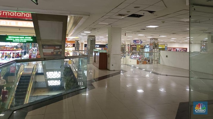 Maraknya fenomena pusat perbelanjaan atau Mal yang mulai ditinggalkan para pengunjung hingga penyewa kios di dalamnya ternyata tidak terjadi di daerah Jakarta saja, Mall WTC Matahari Serpong kejayaannya kini meredup. (CNBC Indonesia/Martyasari Rizky)
