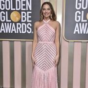 Detail dari Gaun Margot Robbie di Golden Globe 2023! Dibuat Selama 750 Jam