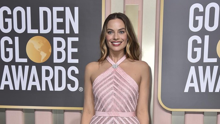 img-title Detail dari Gaun Margot Robbie di Golden Globe 2023! Dibuat Selama 750 Jam