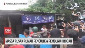 VIDEO: Massa Rusak Rumah Penculik & Pembunuh Bocah