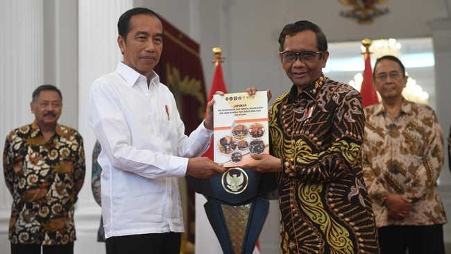 Menko Polhukam yang juga calon wakil presiden nomor urut 3 Mahfud MD mengatakan telah menyampaikan surat pengunduran diri ke Presiden Joko Widodo (Jokowi) di Istana Kepresidenan Jakarta, Kamis (1/2). (ANTARA FOTO/Akbar Nugroho Gumay)