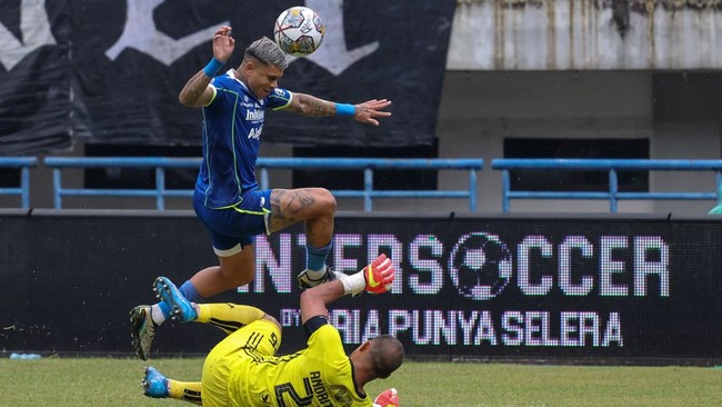 Berikut 5 fakta menarik duel Persija vs Persib di Liga 1 yang akan berlangsung di Stadion Patriot Chandrabhaga, Bekasi, Sabtu (2/9) sore.