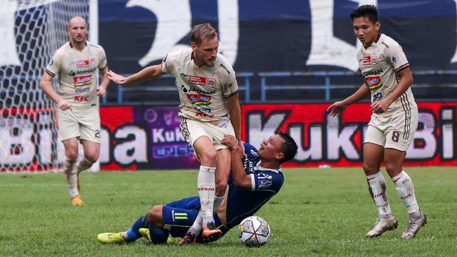 Persija Jakarta akan menghadapi Persib Bandung dalam laga Liga 1 di Stadion Patriot Candrabhaga. Berikut link live streaming laga tersebut.