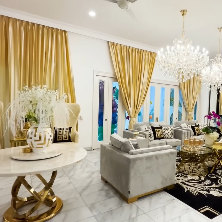 <p>Ruang tamu di rumah Tasyi dihias dengan lampu gantung kristal. Terdapat lemari kaca di ruang tamu YouTuber ini untuk memberikan kesan ruangannya lebih luas. (Foto: YouTube/Tasyi Athasyia)</p>