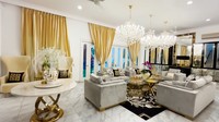 <p>Ruang tamu di rumah Tasyi dihias dengan lampu gantung kristal. Terdapat lemari kaca di ruang tamu YouTuber ini untuk memberikan kesan ruangannya lebih luas. (Foto: YouTube/Tasyi Athasyia)</p>