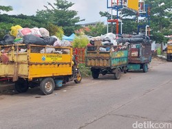 Emak-emak di Cimahi Ngeluh Sampah Numpuk dan Telat Diangkut
