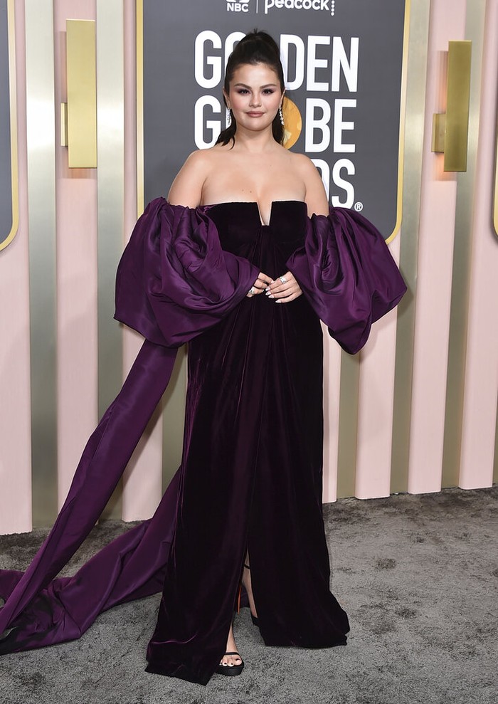 Selena Gomez terlihat elegan dalam gaun off-shoulder detail train dari koleksi Valentino haute couture. Foto: Invision/Jordan Strauss