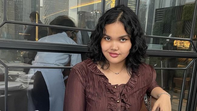 Shahnaz Indira menjadi model 'curvy' Indonesia pertama yang menaklukkan panggung dunia. Ia memamerkan busana karya Simone Roche di London Fashion Week 2022.