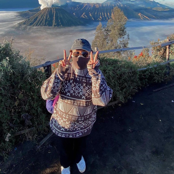 <p>Shania Gudono kerap menggeluti hobi <em>traveling</em> di sela-sela kesibukan sebagai mahasiswa, Bunda. Intip saja potretnya ketika sedang mendaki puncak gunung. (Foto: Instagram @shaniagudono)</p>