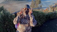 <p>Shania Gudono kerap menggeluti hobi <em>traveling</em> di sela-sela kesibukan sebagai mahasiswa, Bunda. Intip saja potretnya ketika sedang mendaki puncak gunung. (Foto: Instagram @shaniagudono)</p>