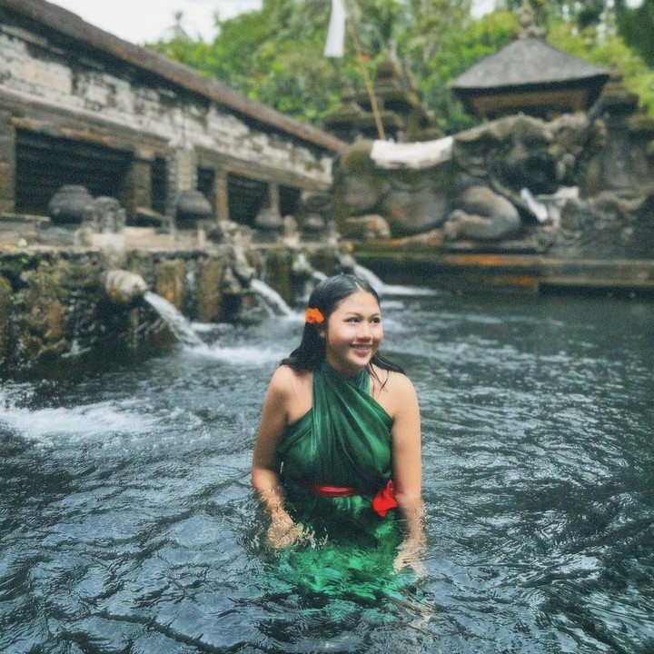<p>Adik dari Erina Gudono ini memiliki paras jelita seperti sang kakak. Kecantikan Shania kerap disebut mirip seperti Erina, nih. (Foto: Instagram @shaniagudono)</p>