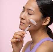 4 Kebiasaan Perawatan Wajah di Malam Hari untuk Usia 20an, Bikin Kulit Sehat dan Glowing!