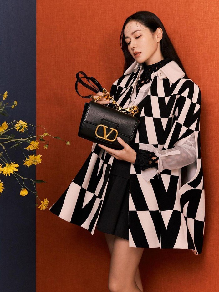 Bahkan, sang aktris dengan image-nya yang elegan pun membuatnya terpilih sebagai brand ambassador label ternama, yaitu Valentino./ Foto: instagram.com/yejinhand