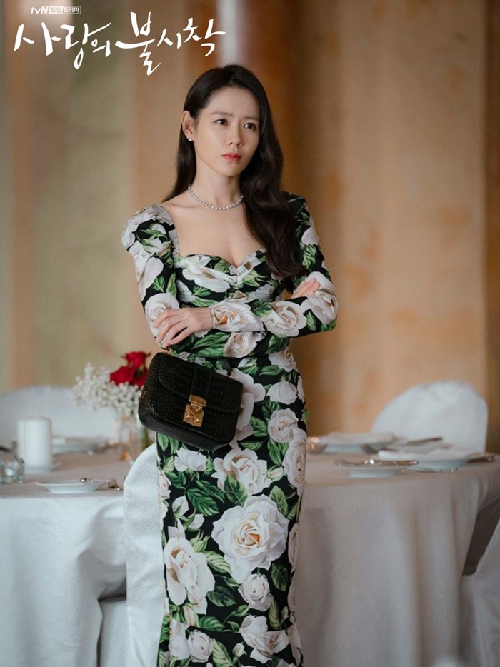 Son Ye Jin berperan sebagai Yoon Se Ri, direktur di perusahaan kecantikan sekaligus putri dari seorang konglomerat di drama Crash Landing on You (2019). Gayanya yang berkelas dan sedikit ‘fierce’ membuatnya makin dikagumi./ Foto: imdb.com