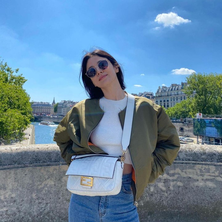 <p>Meski potongan rambut ini terlihat simpel, namun berhasil membuat Song Hye Kyo terlihat lebih fresh. Bagaimana menurut Bunda? (Foto: Instagram @kyo1122)</p><p></p>