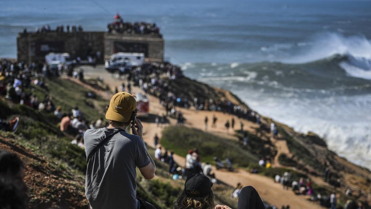 FOTO: Menantang Adrenalin, Taklukkan Ombak Monster Nazare di Portugal