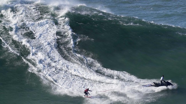 FOTO: Menantang Adrenalin, Taklukkan Ombak Monster Nazare di Portugal