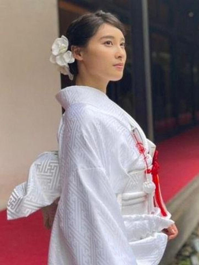 Tanggal 1 Januari 2023 lalu, Tao menggemparkan media Jepang dengan pengumuman pernikahannya dengan Ryota Katayose, yang merupakan seorang idol J-Pop. Selamat untuk Tao dan Ryota!/ foto: instagram.com/taotsuchiya_official