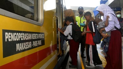 FOTO: Pengoperasian Kereta Pertama di Sulawesi Selatan