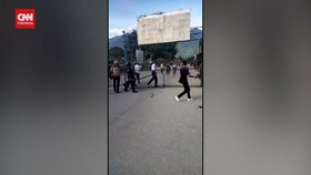 VIDEO: 1 Pendukung Lukas Enembe Tewas Saat Massa Paksa Masuk Bandara