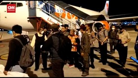 VIDEO Tiba Di Bandara Soetta, Lukas Enembe Dijemput Rantis Brimob