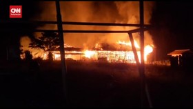 VIDEO: Kelompok Bersenjata Papua Bakar Kantor Disdukcapil Oksibil