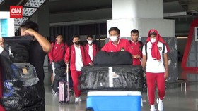 VIDEO: Timnas Tiba di Bandara Soetta, Tak Disambut Pejabat PSSI