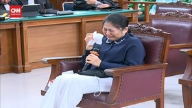 VIDEO: Sambil Menangis Putri Cerita Saat Yosua Masuk Kamarnya