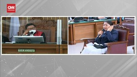 VIDEO: Putri Candrawathi Tutup Telinga Saat Dengar Letusan Senjata