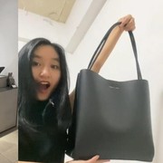 Viral di TikTok Perempuan Ini Kena Hate Comment Gegara Konten Unboxing Tas C&K, Padahal Ada Cerita Haru di Baliknya!