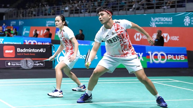 Zachariah Josiahno Sumanti/Hediana Julimarbela berhasil lolos ke 16 besar All England usai menundukkan unggulan kedelapan Mark Lamsfuss/Isabel Lohau.
