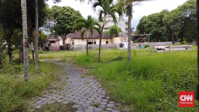 Kepatihan Mangkunegaran merupakan pendapa berstatus cagar budaya. Namun dibongkar oleh pemiliknya dengan dalih renovasi.