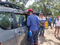 Aksi Damkar Selamatkan 2 Bocah Terkunci dalam Mobil di Bogor