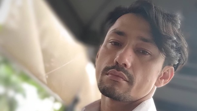 Setelah ditangkap polisi dalam kasus narkoba, selebritas Revaldo mengaku mendapatkan sabu dari seorang perempuan berinisial T.