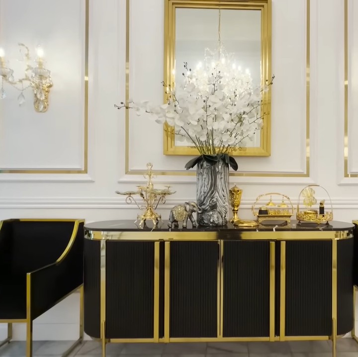 <p>Area foyer rumah Tasyi Athasyia terlihat elegan dengan nuansa putih, hitam, dan emas. Kembaran Tasya Farasya ini juga mengaku kalau ia merangkai bunga yang ada di foyer ini sendiri, Bunda. (Foto: YouTube/Tasyi Athasyia)</p>
