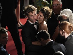 Austin Butler Rayakan Golden Globe 2023 dengan Cium Mesra Kaia Gerber