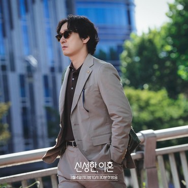 Penampilan Beda Cho Seung Woo di Drama Baru 'Sacred Divorce'