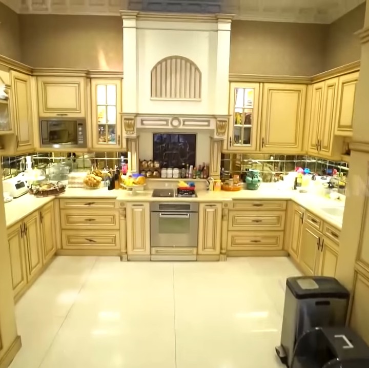<p>Dapur di rumah Monica Soraya enggak ketinggalan mewahnya, Bunda. Furniturnya yang satu tema memberikan kesan elegan di dapur. Lalu, cermin di dinding dapur membuat dapur terlihat semakin luas. (Foto: YouTube/TRANS7 OFFICIAL)</p>