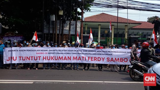 Puluhan pemuda meminta agar jaksa menuntut Ferdy Sambo dengan pidana hukuman mati di kasus pembunuhan berencana terhadap Brigadir J.