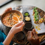 8 Negara dengan Etika Makan Paling Nyeleneh di Dunia, di Cina Ada Budaya Sendawa Setelah Makan!