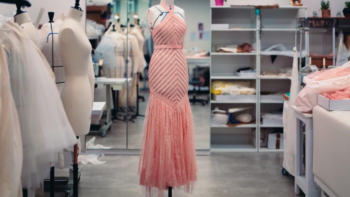 Detail Gaun Margot Robbie di Golden Globe 2023