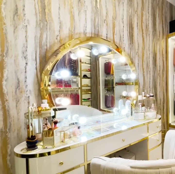 <p>Di dalam walk-in closet Tasyi, spot untuk make-up dan skincarenya juga masih bernuansa putih dan emas. Tentunya ini menjadi impian semua wanita, ya Bun. (Foto: YouTube/Tasyi Athasyia)</p>