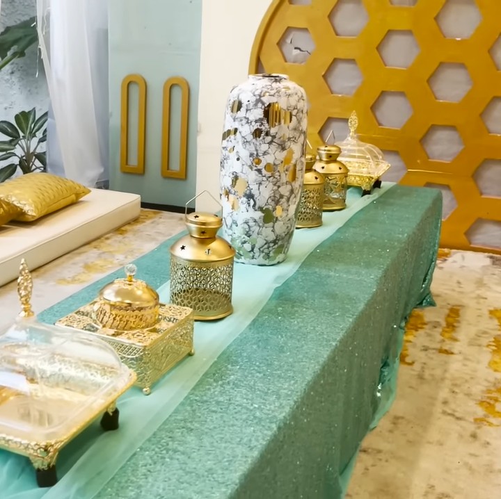 <p>Di halaman belakang, Tasyi menghias terasnya dengan nuansa Islami, Bun. Ia juga sengaja membuat tempat duduknya lesehan agar bisa bersantai dan ngobrol bersama keluarga dan kerabat. (Foto: YouTube/Tasyi Athasyia)</p>