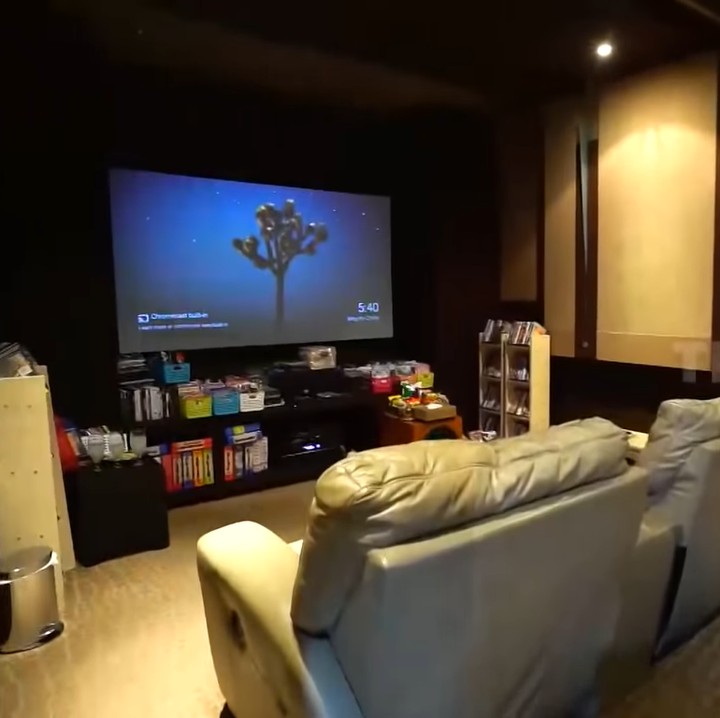 <p>Di rumah mewah Monica Soraya juga terdapat bioskop pribadi yang lengkap, Bun. Mulai dari sofa yang nyaman, layar, sound system, hingga dinding kedap suara. (Foto: YouTube/TRANS7 OFFICIAL)</p>