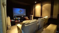 <p>Di rumah mewah Monica Soraya juga terdapat bioskop pribadi yang lengkap, Bun. Mulai dari sofa yang nyaman, layar, sound system, hingga dinding kedap suara. (Foto: YouTube/TRANS7 OFFICIAL)</p>