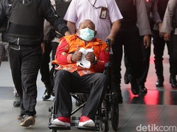 Lukas Enembe Tiba di KPK, Tangan Diborgol-Sempat Acungkan Jempol