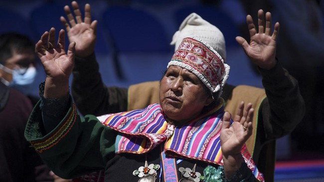 FOTO: Ramai-ramai Mengunyah Daun Koka yang Dicintai Bolivia