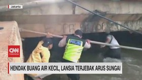 VIDEO: Hendak Buang Air Kecil, Lansia Terjebak Arus Sungai