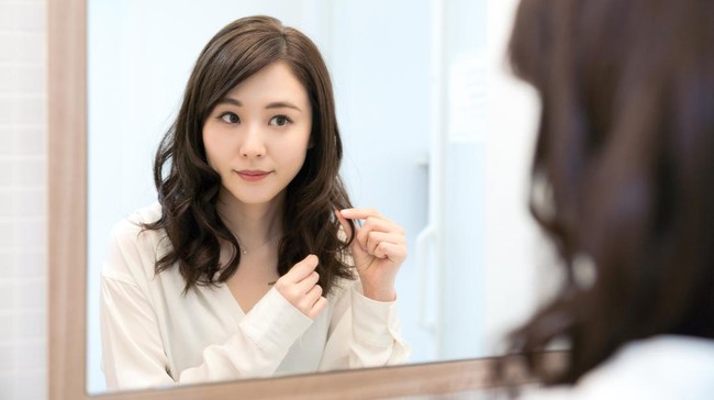 9 Gaya Rambut Wanita untuk Wajah Bulat, Ciptakan Ilusi Tirus